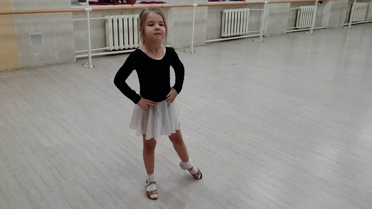 Танцуй девочка 5 лет. Девочка танцует. Классическая хореография для детей. Хореография девочки. Танцы для маленьких детей.