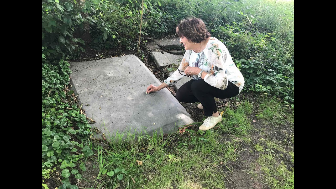 Valerie bij graf voorvader Baruch Osorio,  30 juli 2020