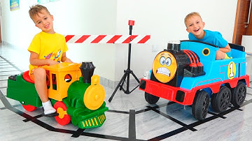 Vlad dan Niki bermain dengan Kereta Mainan