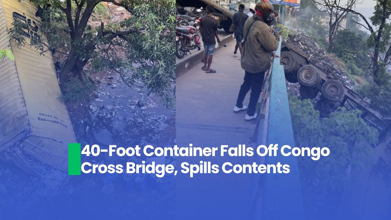 40-футовый контейнер упал с моста через реку Конго, содержимое вылилось наружу.