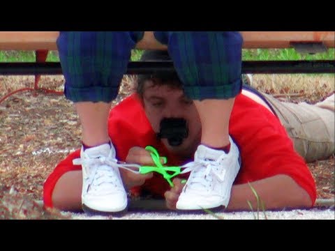 tying-peoples-shoes-prank