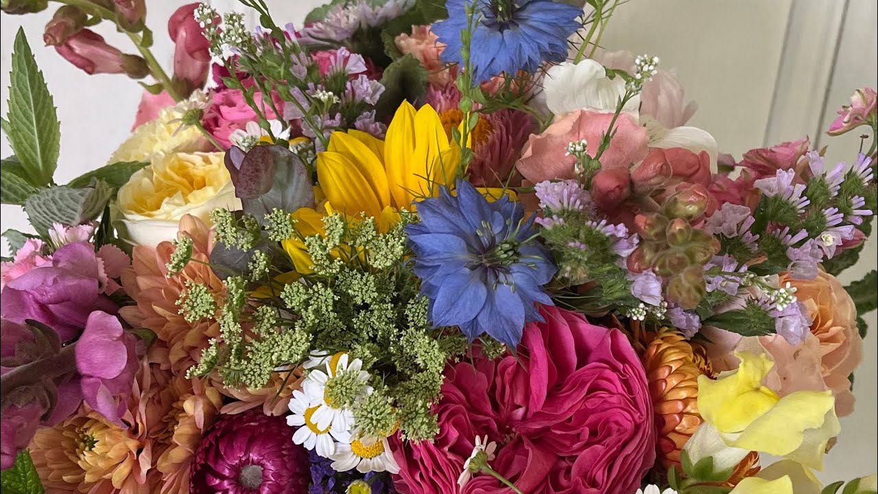 Красочные весенние свадебные цветы, Blooms on the Hill