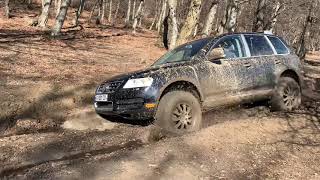 Touareg V8 on 33” mud tires in action