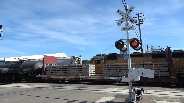 BNSF 6526 Manifest South & UP 1522 YST65 Switching - E Lindsay St. Railroad Crossing, Stockton CA