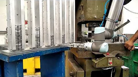 Universal Robots Press tending application
