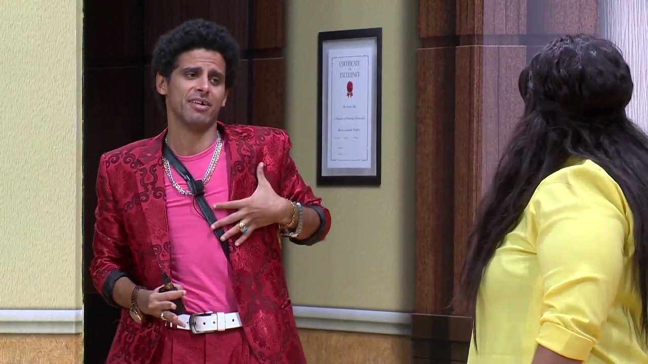 عايز فخدة من فخادك الحلوة 😂