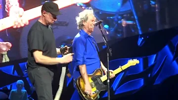 Keith Richards guitar doesn't have sound and he played the wrong intro | The Rolling Stones - Happy