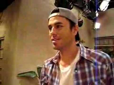 Enrique backstage on the set of Two and a Half Men mp3 ke stažení