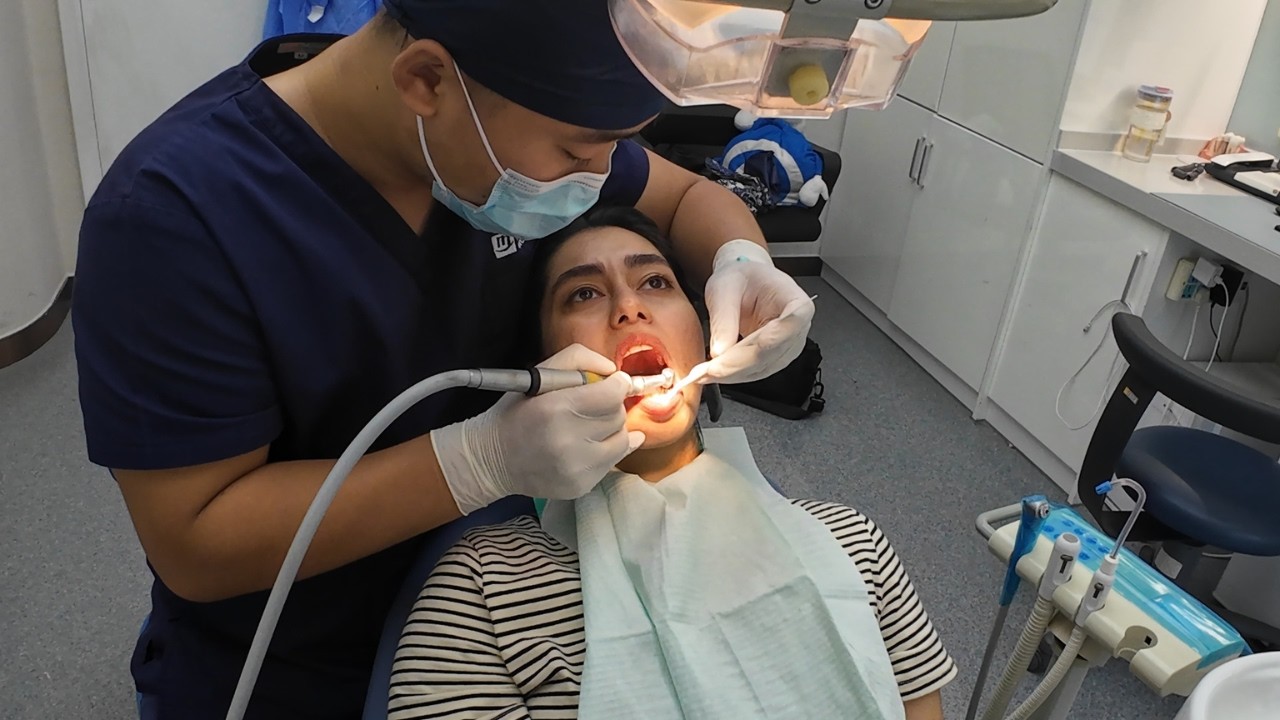 IRANIAN GIRL IN CHINA GETS HER TEETH WASHED FOR THE FIRST IN CHINA?