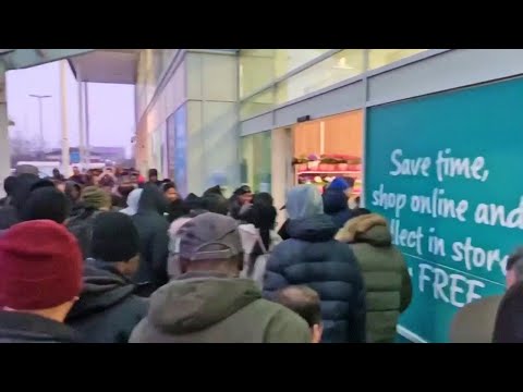 Video: Supermarkety: v Londýne potláčajú nápor koronavírusu, obmedzujú výdavky