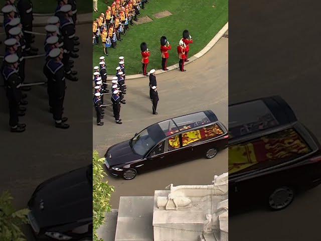 Queen Passes Buckingham Palace for the Last Time class=
