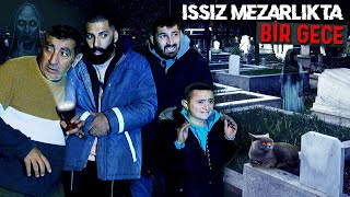 Issiz Mezarlikta Bi̇r Gece 