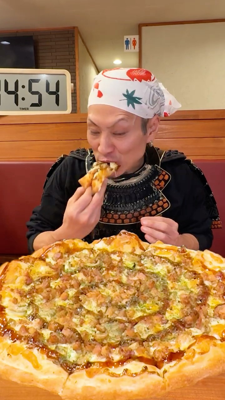 Eating Challenge] Try to eat this pizza in 5 minutes for a free