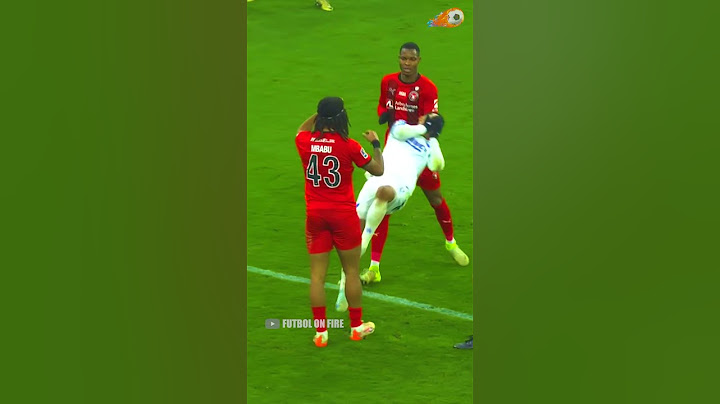Este Futbolista se lanzó una pirueta para que le cobren falta #futbol #shorts