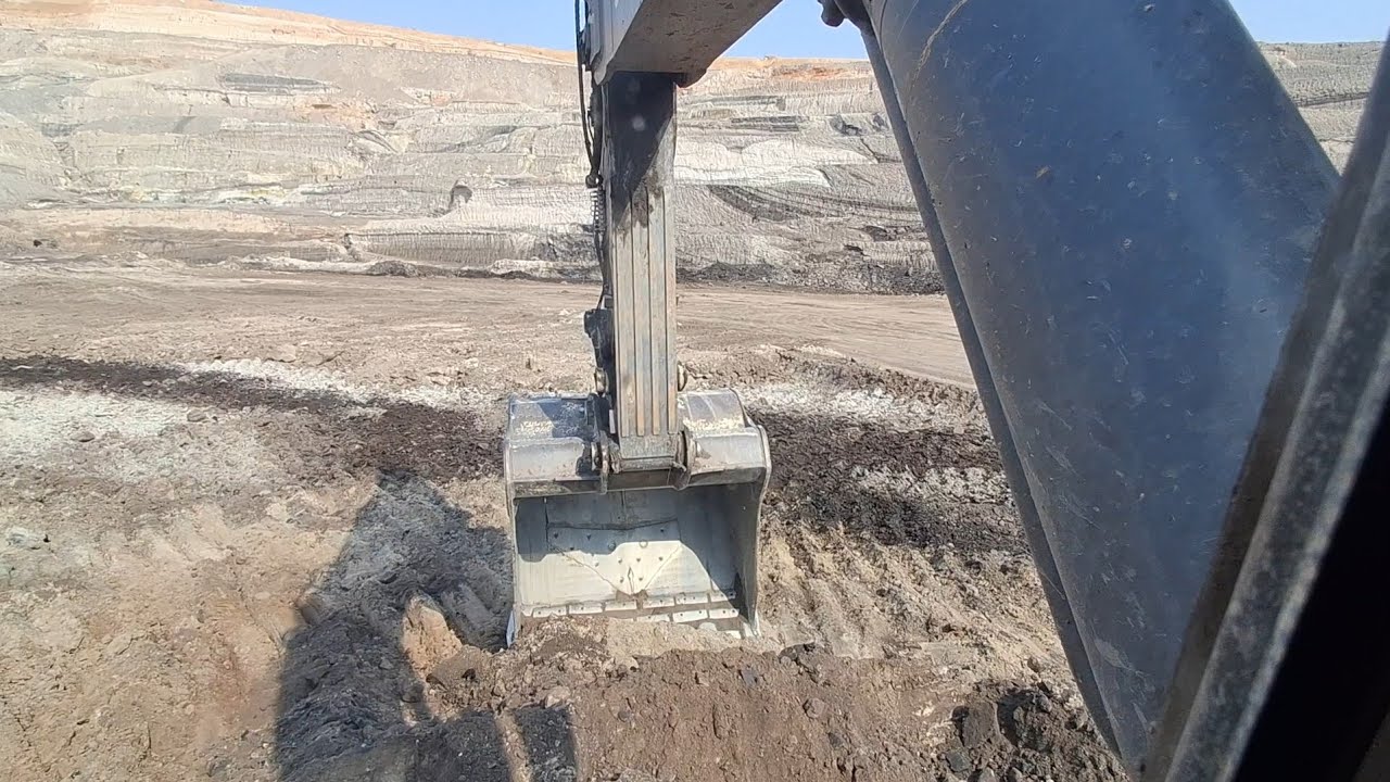 Volvo excavator machine top level cutting 