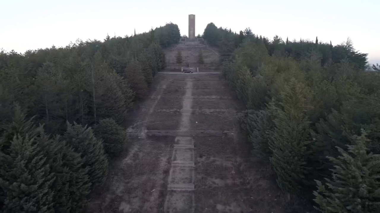 Monumento abandonado al General Mola guerra civil Española