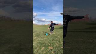 Coup De Pied Avec Le Pied Non Dominant Contre Le Pied Dominant