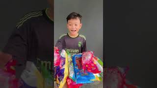 Bunda Dijah Bagi Bagi Es Krim