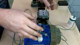 видео Подключение трехфазного электродвигателя в сеть на 220 В, запуск с помощью конденсатора