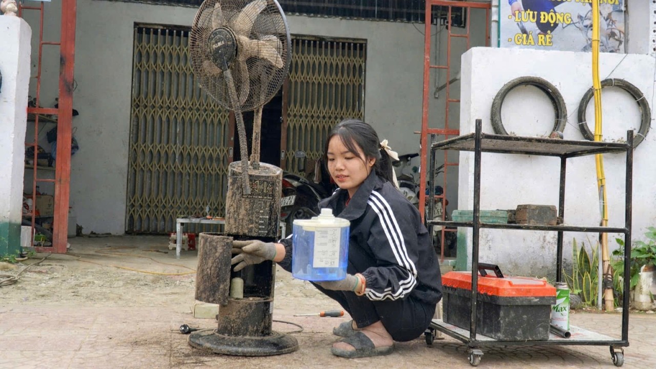 The girl with excellent repair skills successfully repaired the smart evaporative cooler.