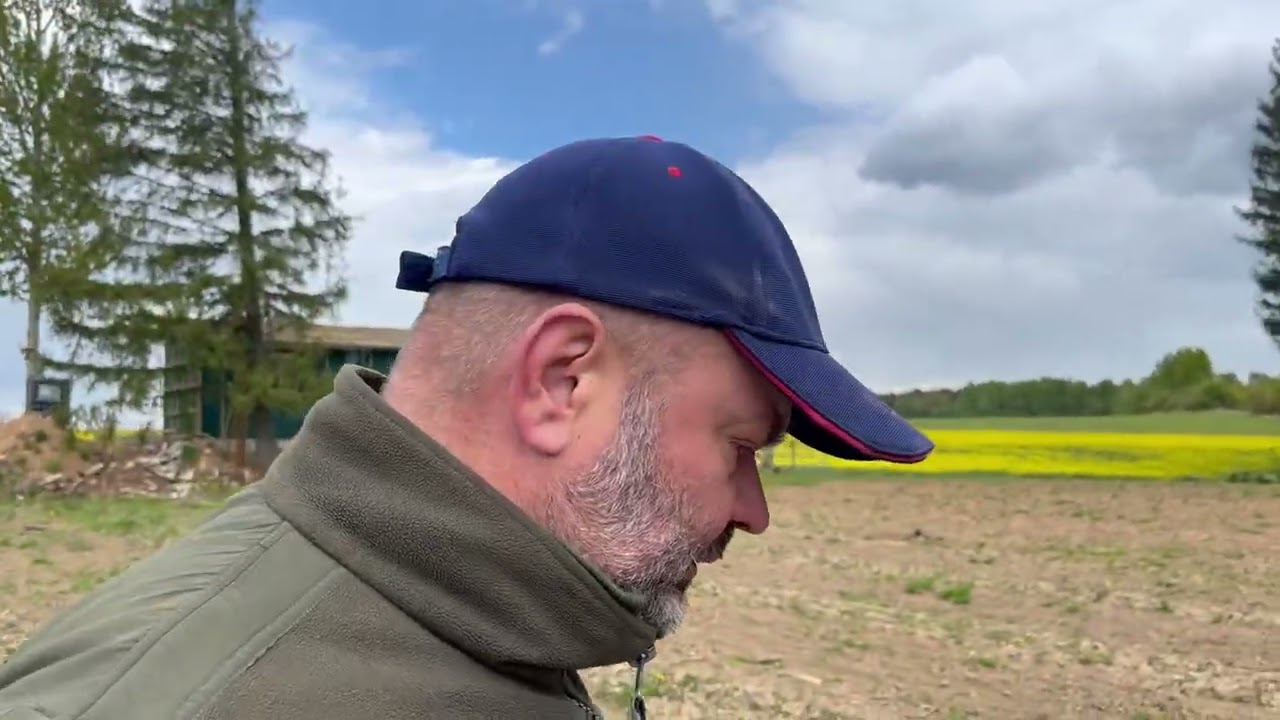 „Ražanų Ūkis“:  dengiame braškes, mėlynuoja česnakų lapai, smidrai nušalo na ir statome toliau.