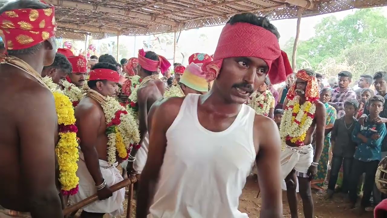 காலையில் கரகம் மற்றும் நிலக்கரும்பு முடித்து மொண்டி கருப்பன் கோவில் சாமியாட்டம்  குப்பம்பாளையம்