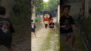 Lucu Banget Dikejar Barongan Galak 