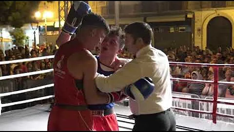 Foggia la boxe in piazza - Verderosa Vincenzo vinc...