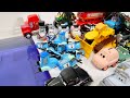 Various miniature cars from Cars go into the purple water. カーズの色々なミニカーが紫の水に入っていきました。