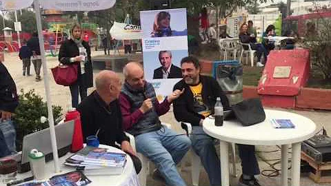 Lombardi se sent en una mesa de Cristina