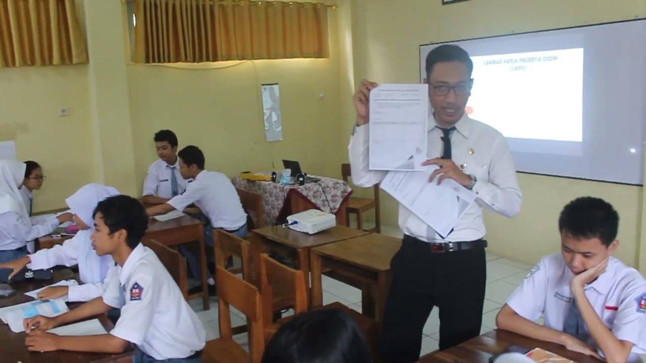 PPL PPG DALAM JABATAN II BAHASA INDONESIA II MENGANALISIS UNSUR INTRINSIK CERPEN DENGAN METODE PBL