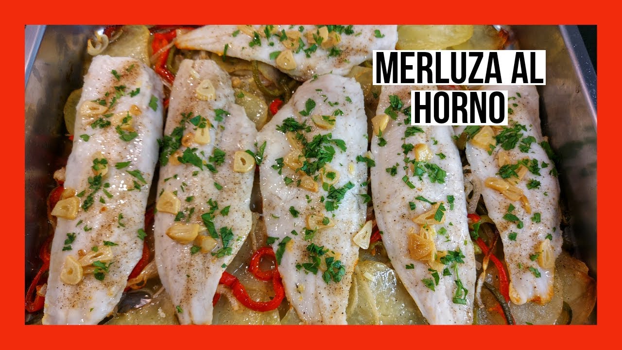 MERLUZA AL HORNO CON PATATAS. Pescado al horno con patatas cebolla  y pimientos