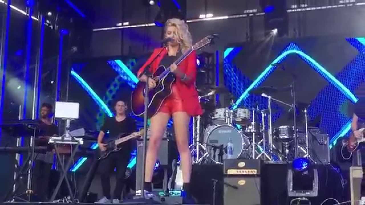 Tori Kelly 
