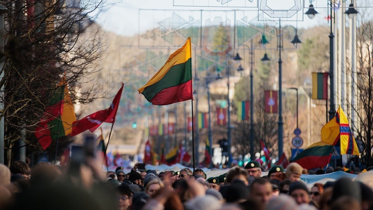 Ir degalinėje, ir proteste: kaip saugoti ir naudoti valstybinius simbolius? | 2026-01-15