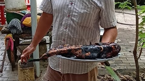 Cá lóc nướng rơm cuộn bánh tráng với rau sống chấm nước mắm me ngon ,độc lạ!