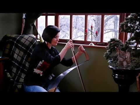 Игра на поющей пиле. Musical saw