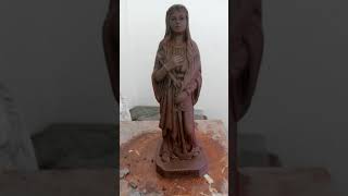 نحت تمثال من الطين الأسواني للقديسة العظيمة فيلومينا