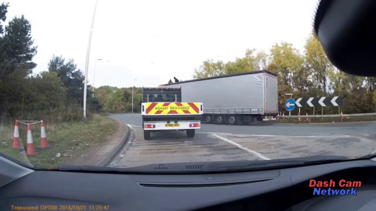 Shocking Dash Cam Footage Captures Possible Migrants On Lorry - YouTube