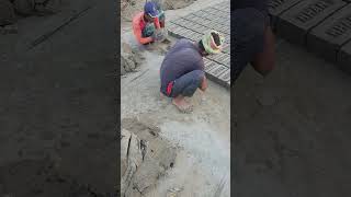 fabricação de tijolos em uma caixa de madeira retangula.#shorts