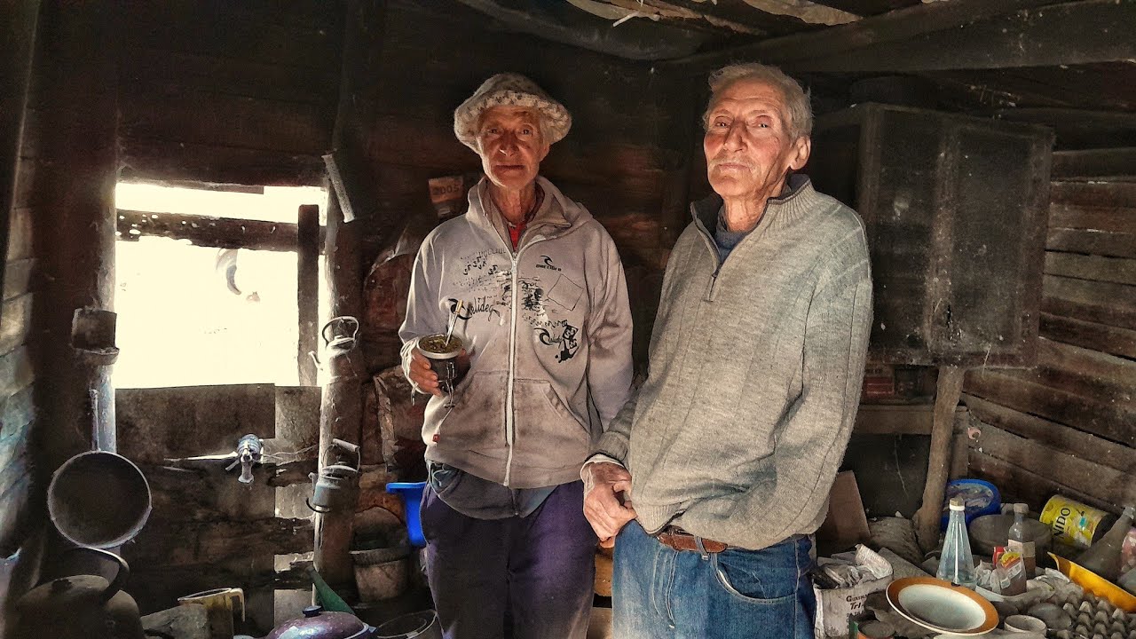 Hermanos de 75 años VIVEN como en la ANTIGÜEDAD | SIN LUZ y ESCONDIDOS en lo profundo del MONTE