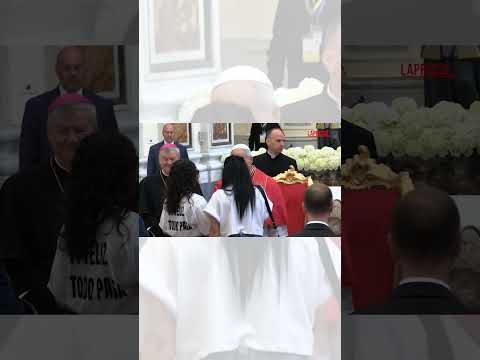 Video Papa Leone XIV alla Terra dei fuochi: le famiglie con le loro foto e il saluto a don Patriciello
