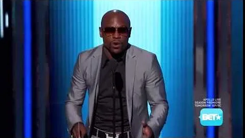 Floyd mayweather struggling to read a teleprompter