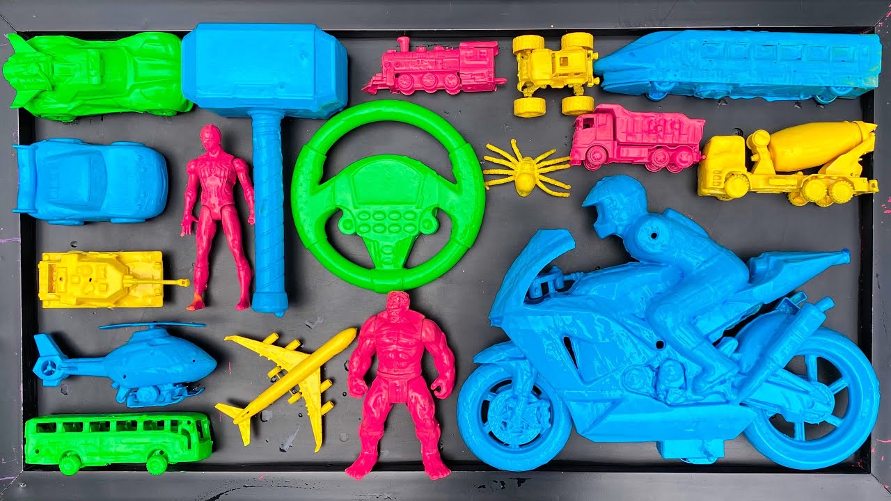 Membersihkan mobil mobilan, motor balap, palu thor, mobil balap, truk molen, tank baja, kereta api