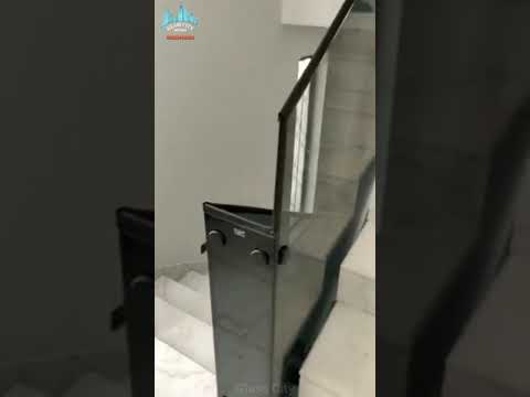درابزين سلم داخلى مودرن من زجاج سيكوريت باللون الرمادى من جلاس سيتى زجاج ١٠ ملم اكسسوار اسود
