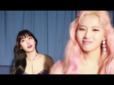TWICE Momo jokingly slap Sana during her interview!