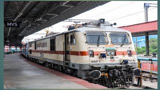 22943 Daund Indore SF Express Arriving - Indian Railways