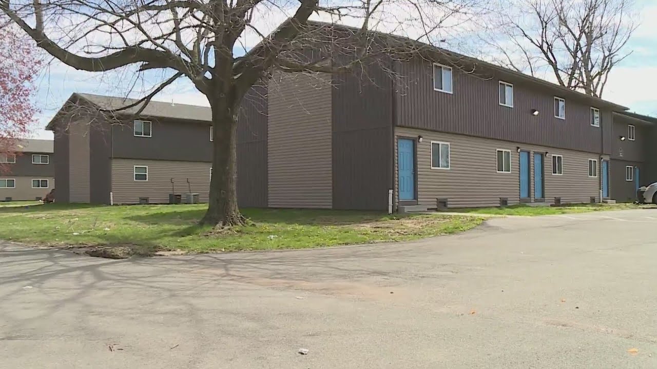 Police searching for suspect in Pontoon Beach home invasion - YouTube
