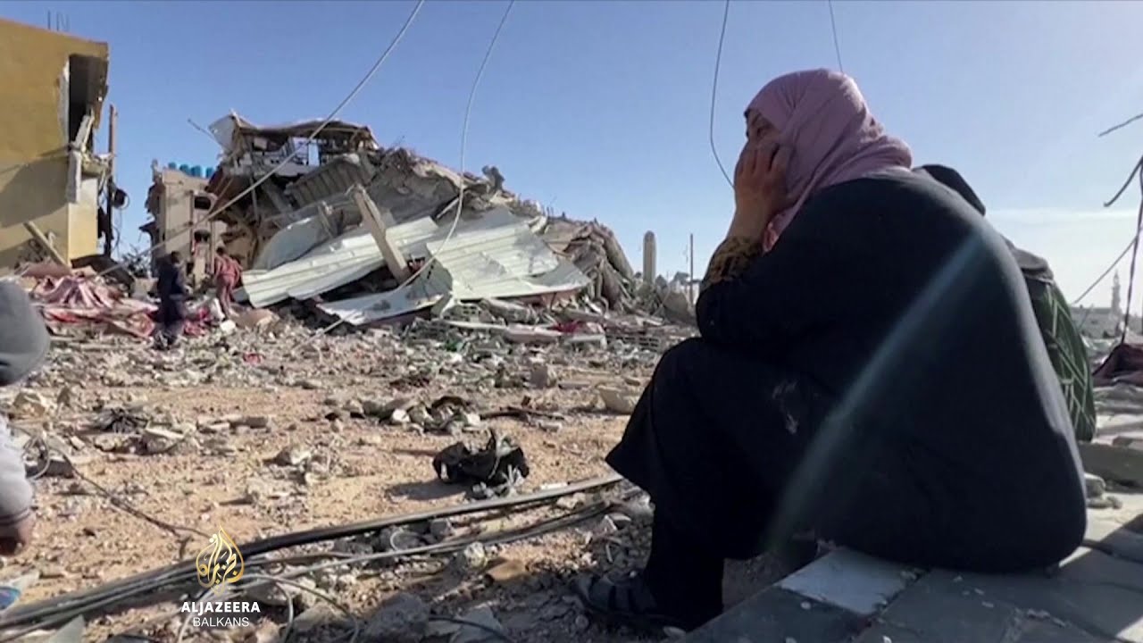 يحاول الفلسطينيون جمع ما يستطيعون من المنازل المدمرة