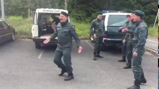 Guardia civiles bailan Sarri Sarri (Kortatu)