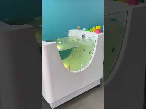 Nuestro hijo nada en una piscina para bebés 😍💦